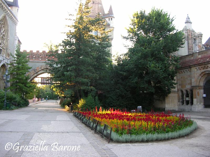 giardino  e vista da lontano del ponte levatoio.jpg